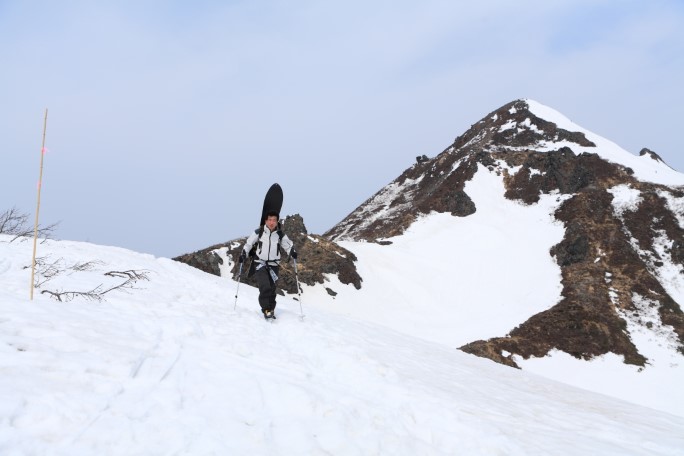 鳥海山の尾根と背後に岩木山山頂