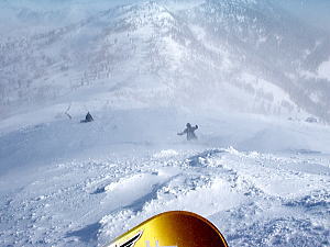 茶臼岳山頂直下の滑走