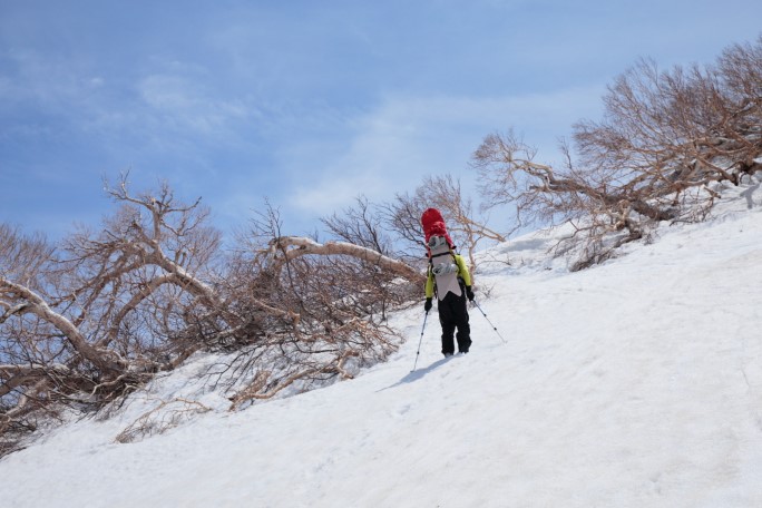 七ツ釜への急坂を避け，東側の雪渓へ