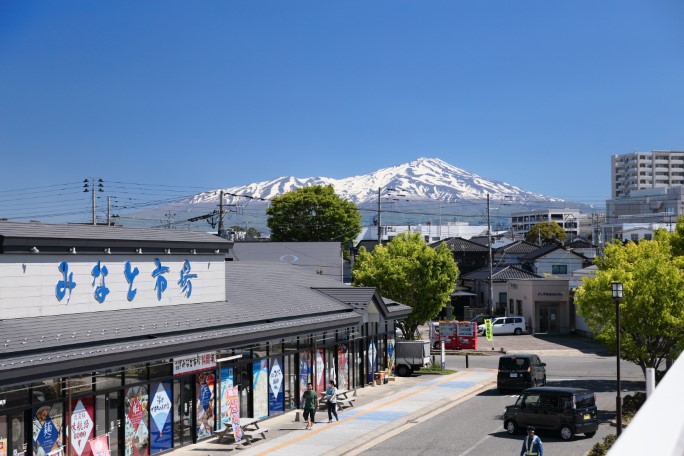 「みなと市場」とピカピカの鳥海山