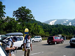 姥沢駐車場と右奥に月山